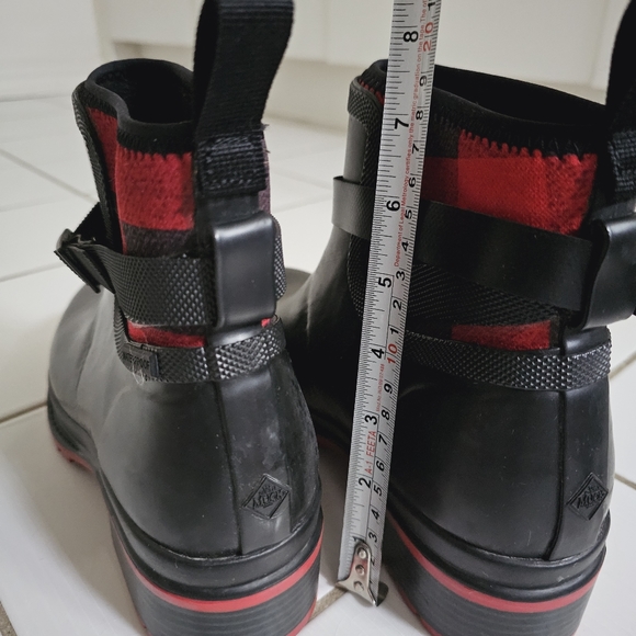 MUCK  Ankle Rubber Boot Black/Red Plaid Sz US 9 EU 40 Fall/Winter - Picture 10 of 12